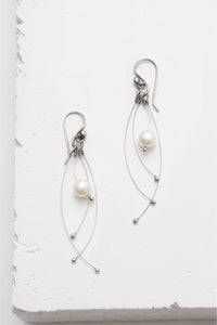 Tickle earrings, in red garnet or freshwater pearl